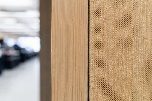 Foto 5: Gut zu erkennen: Die Perforation der Akustikplatten. Foto: IFN/Europlac
